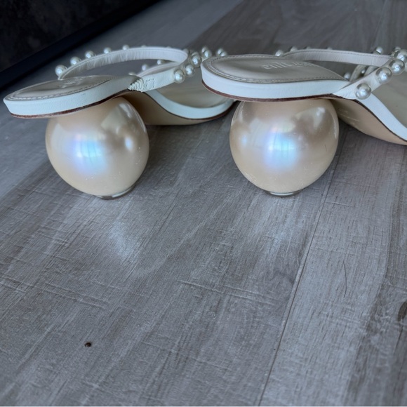 Cult Gaia
Ilona Pearl-Embellished Leather Sandals - Picture 10 of 15